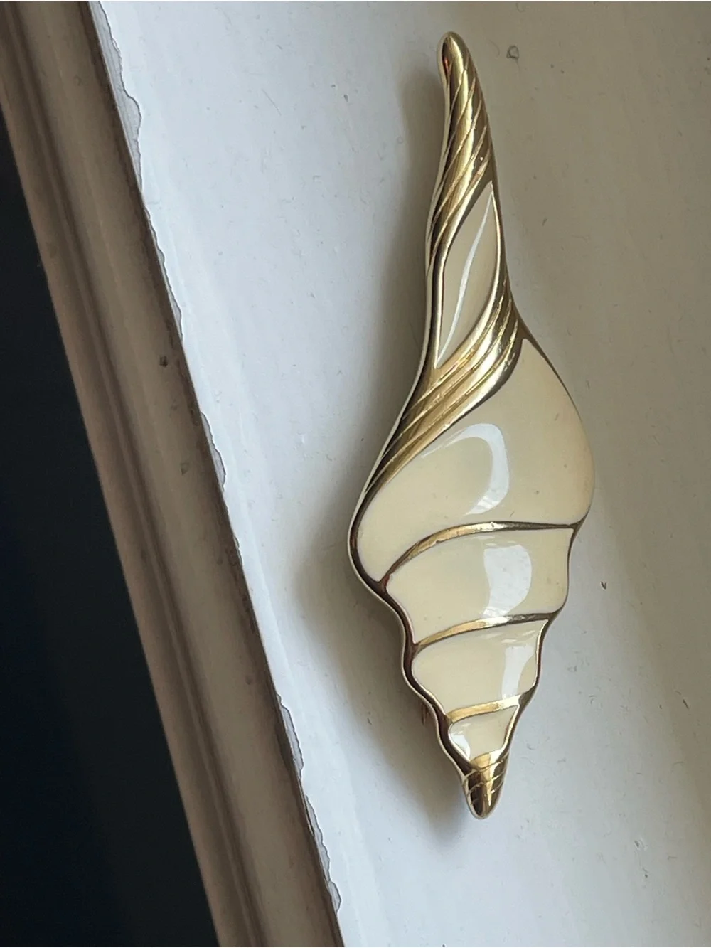 Vintage Trifari Cream and Gold Shell Brooch / Pin artistic enamel beach jewelry